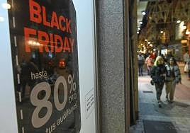 Cartel de descuentos del Black Friday en Valladolid el año pasado.