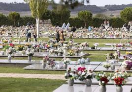 Flores sobre las sepulturas del cementerio de Las Contiendas, el año pasado por el Día de Todos los Santos.