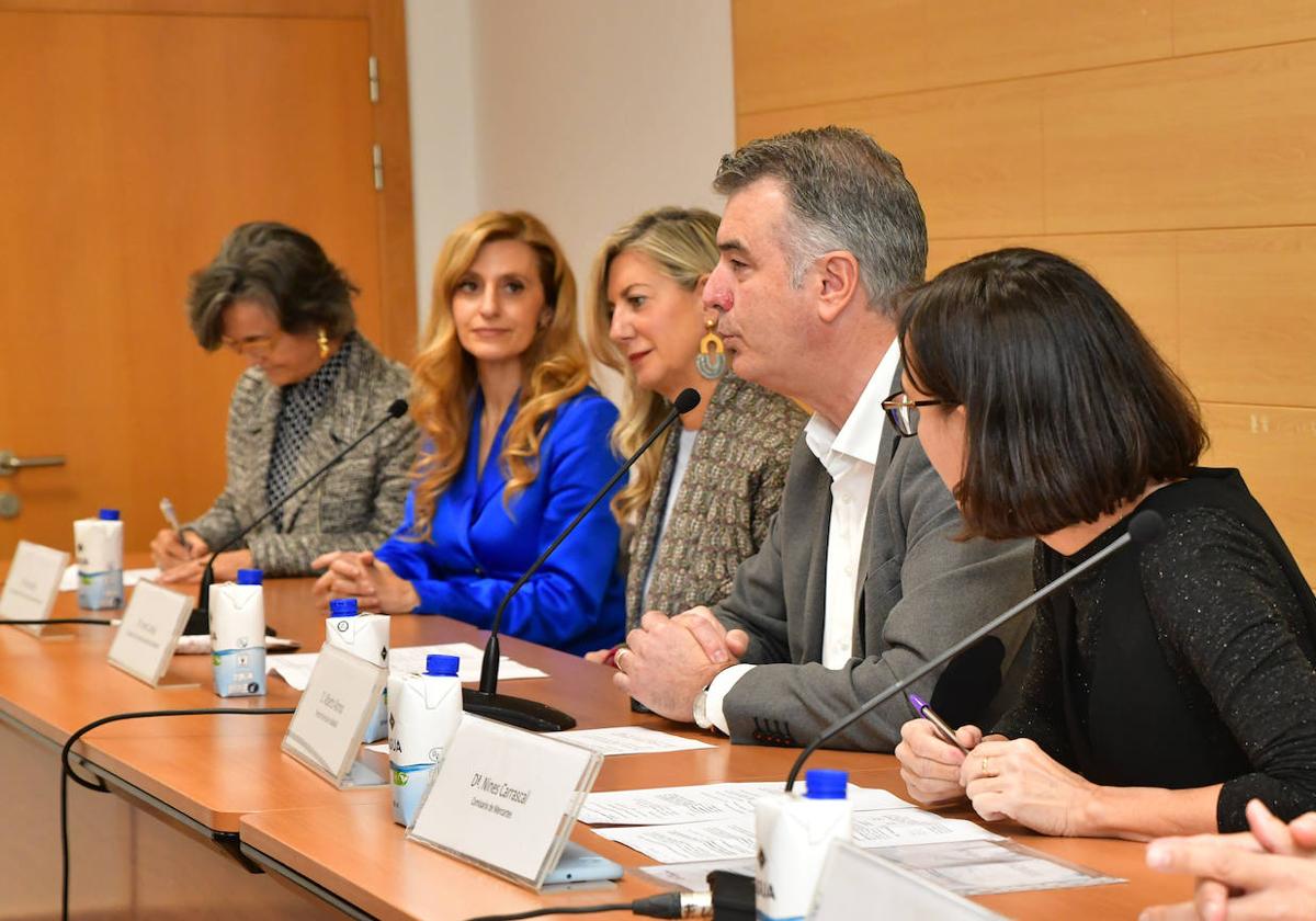 De izquierda a derecha, Ana Fernández Valbuena, del Instituto Nacional de Artes Escénicas, Mar Sancho, viceconsejera de Cultura y Turismo; Irene Carvajal, concejala de Educación y Cultura; Alberto Alonso, director de la Feria de Valladolid, y Nieves Carrascal, comisaria de Mercartes.