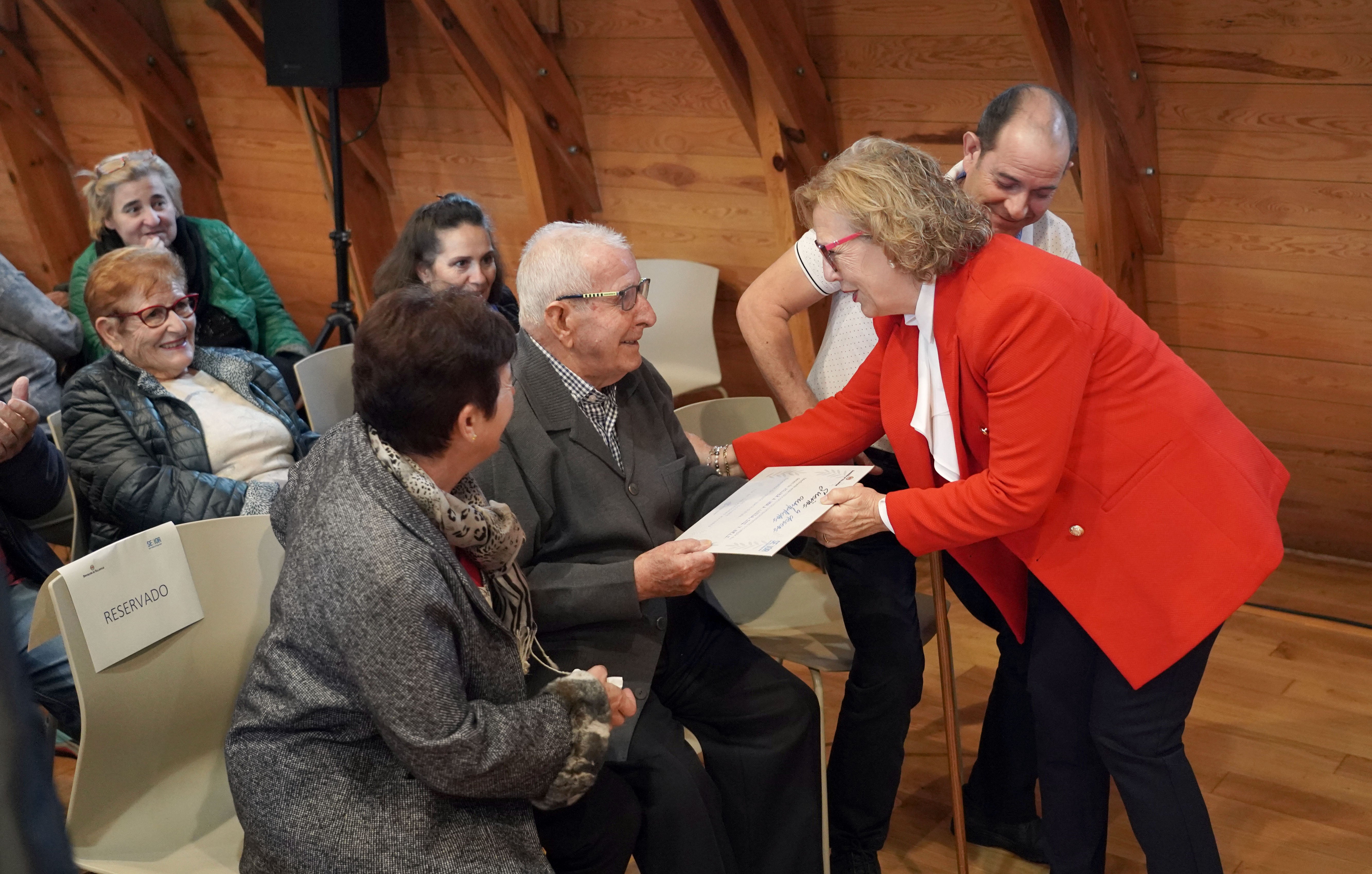 Luis Arribas, vecino de Serrada recibe su deseo de reencontrarse con tres maestras 20 años después.