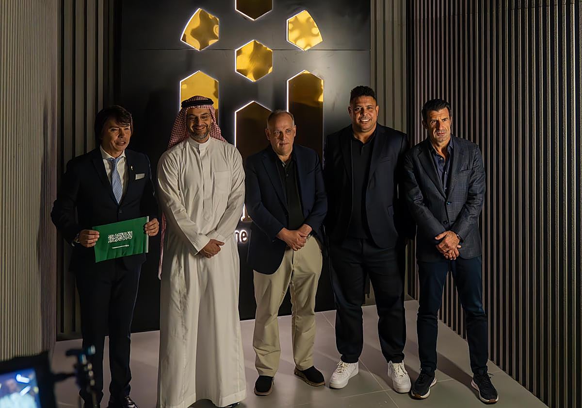 Marcelo Ordás, Javier Tebas, Ronaldo Nazario y Luis Figo en la presentación en Arabia Saudí.