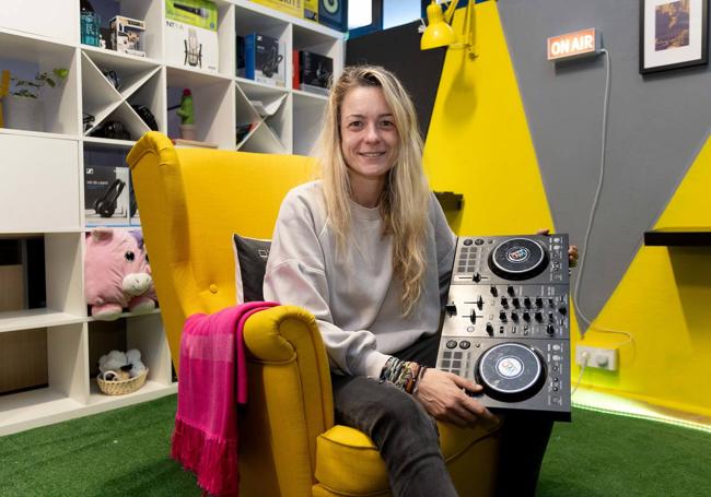 María Arias, con una controladora de dj, en su escuela 'Who is in da school'