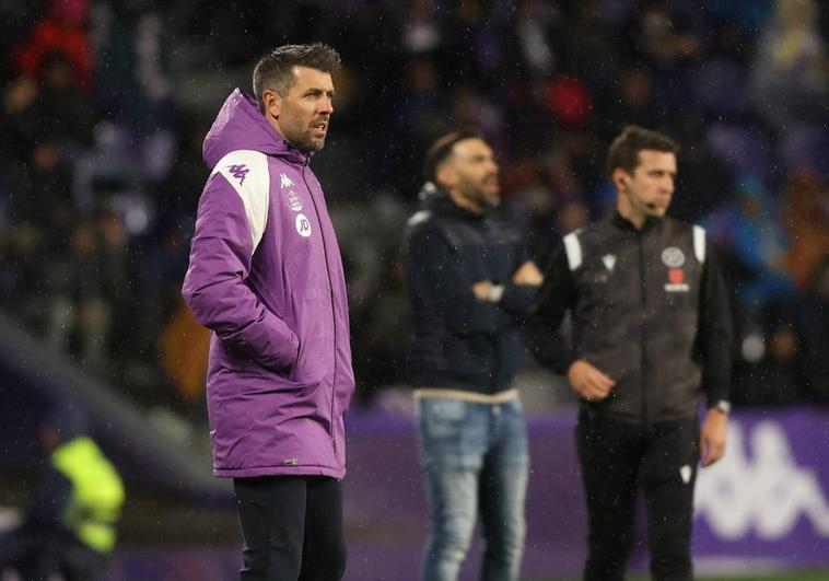 Pezzolano observa una jugada del partido frente al Andorra.