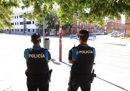 Dos agentes de la Policía Local vigilan la barriada del 29 de Octubre tras una trifulca en agosto de este año.