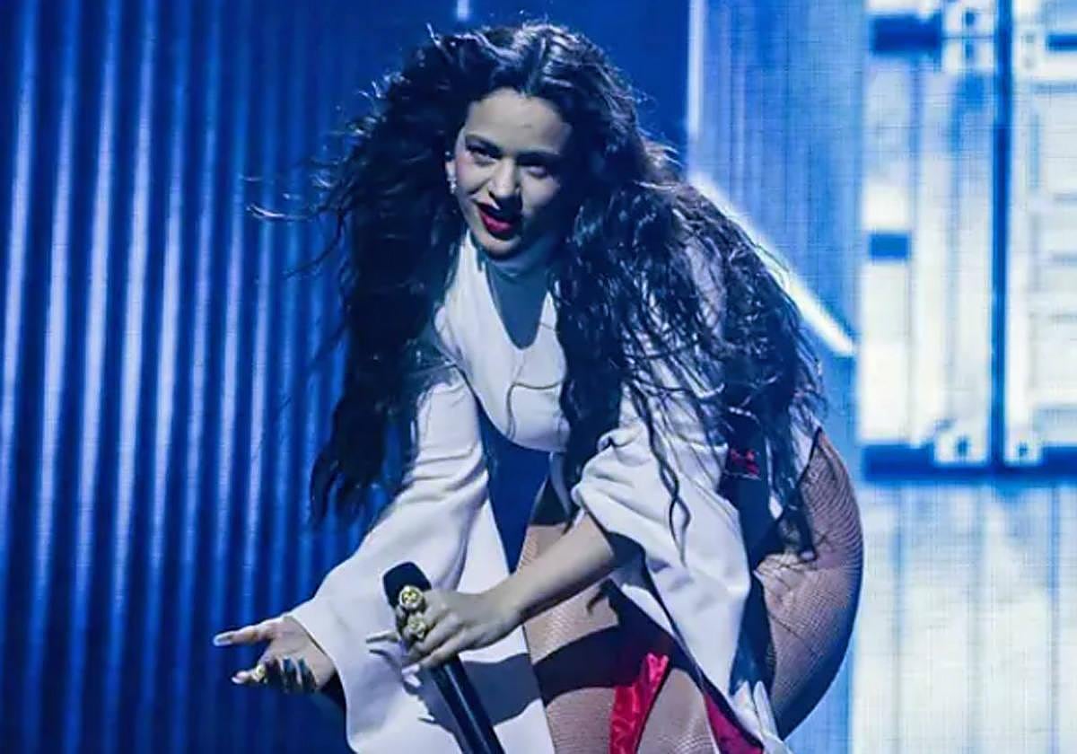 Rosalía durante un concierto.