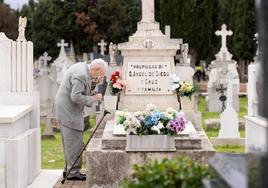 Alejandro, de 84 años, llora ante la tumba de su mujer María Luisa, fallecida en el año 2012.