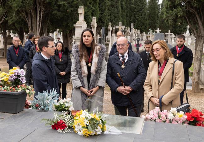 Ofrenda floral ante el memorial de los represaliados, con los portavoces de PP, PSOE, Toma la Palabra y el alcalde.