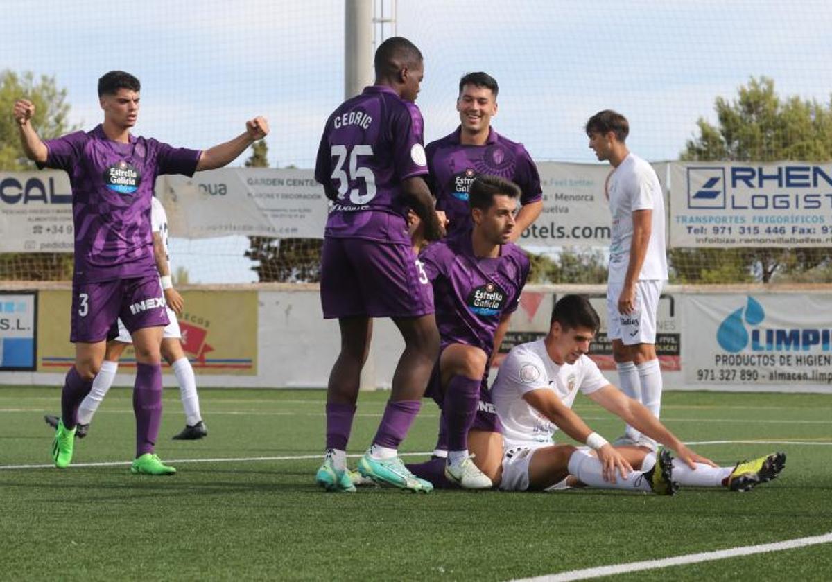 Los jugadores del Real Valladolid celebran uno de los cinco goles anotados ante la Peña Deportiva de Ibiza.