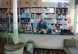 Gerardo Barcenilla, en uno de los mostradores de Calzados Lasarte.