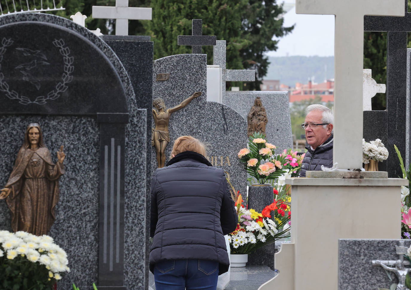 Los palentinos honran a sus seres queridos con visitas y flores