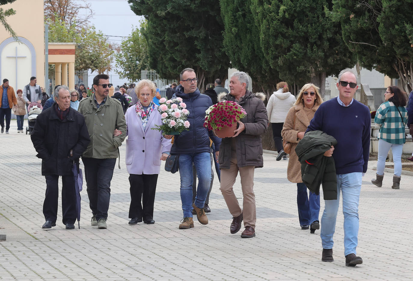 Los palentinos honran a sus seres queridos con visitas y flores