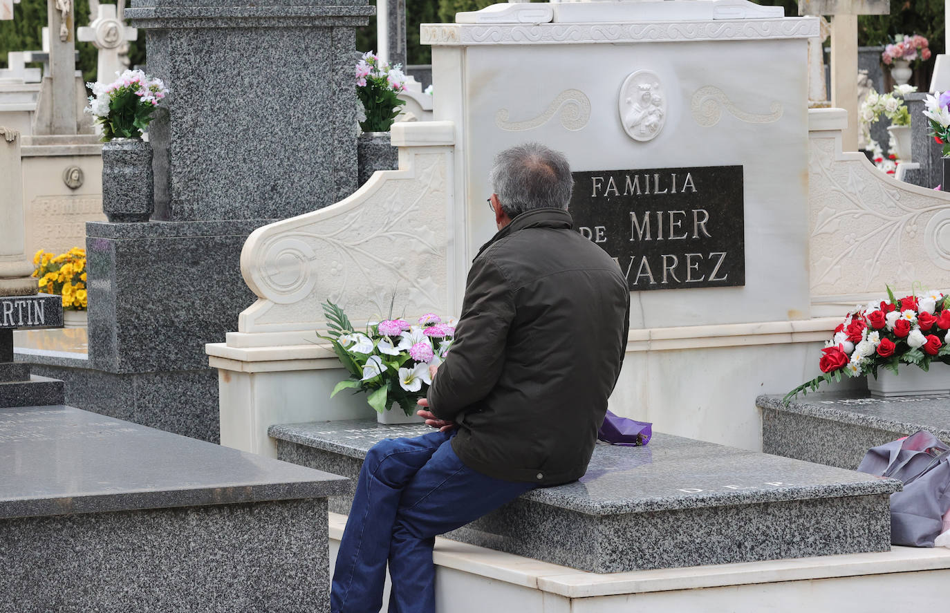 Los palentinos honran a sus seres queridos con visitas y flores