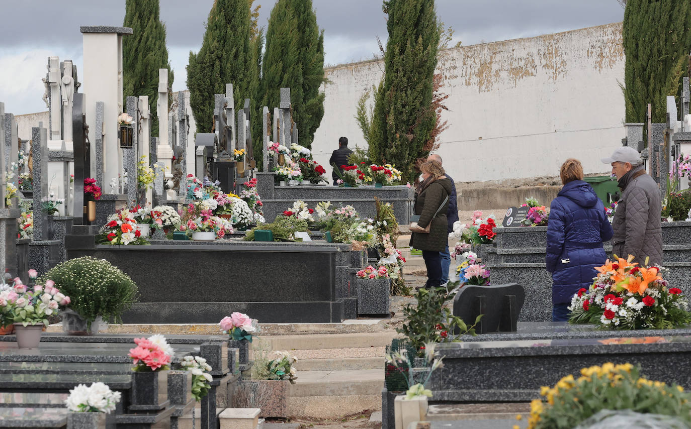 Los palentinos honran a sus seres queridos con visitas y flores