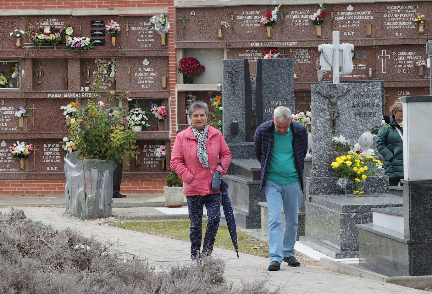 Los palentinos honran a sus seres queridos con visitas y flores