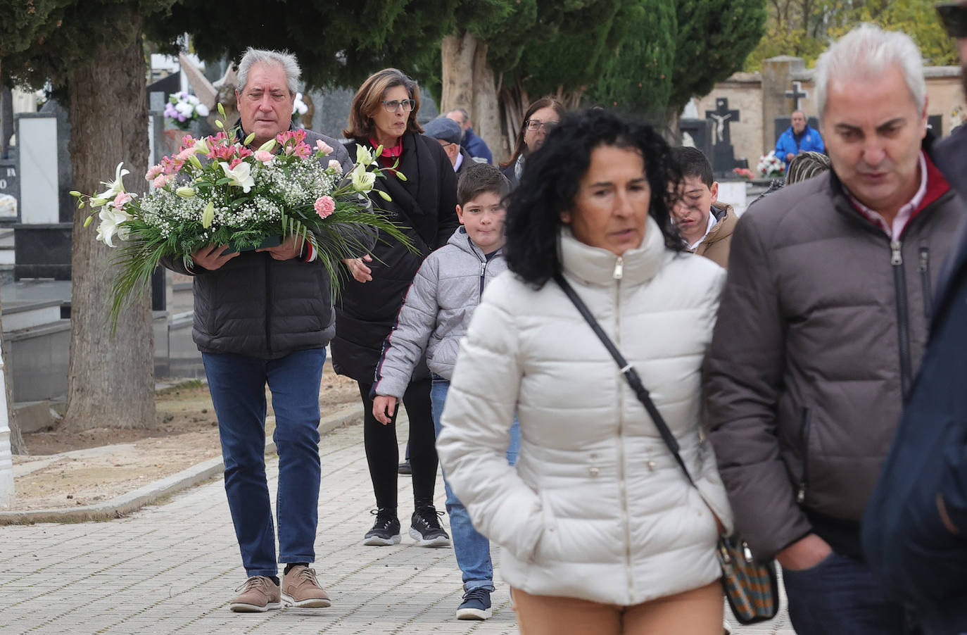 Los palentinos honran a sus seres queridos con visitas y flores