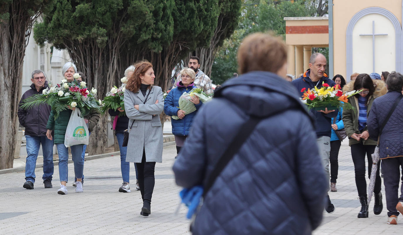 Los palentinos honran a sus seres queridos con visitas y flores