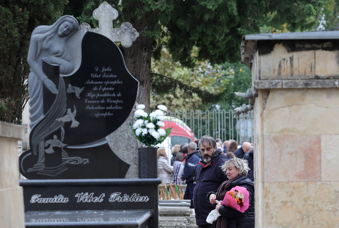 Los palentinos honran a sus seres queridos con visitas y flores