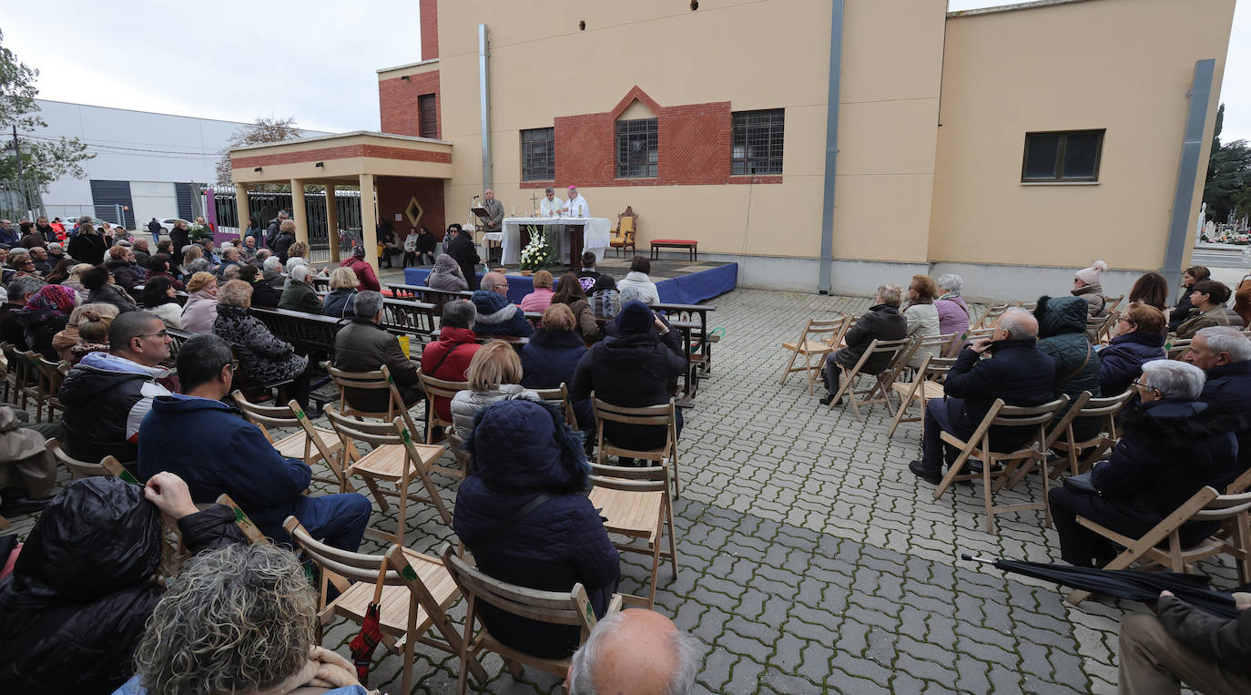 Los palentinos honran a sus seres queridos con visitas y flores