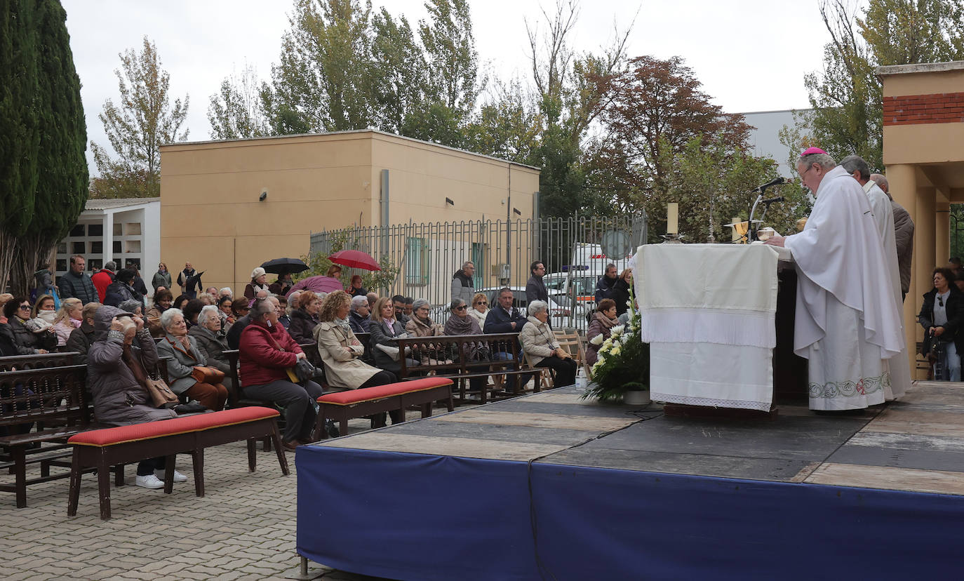 Los palentinos honran a sus seres queridos con visitas y flores