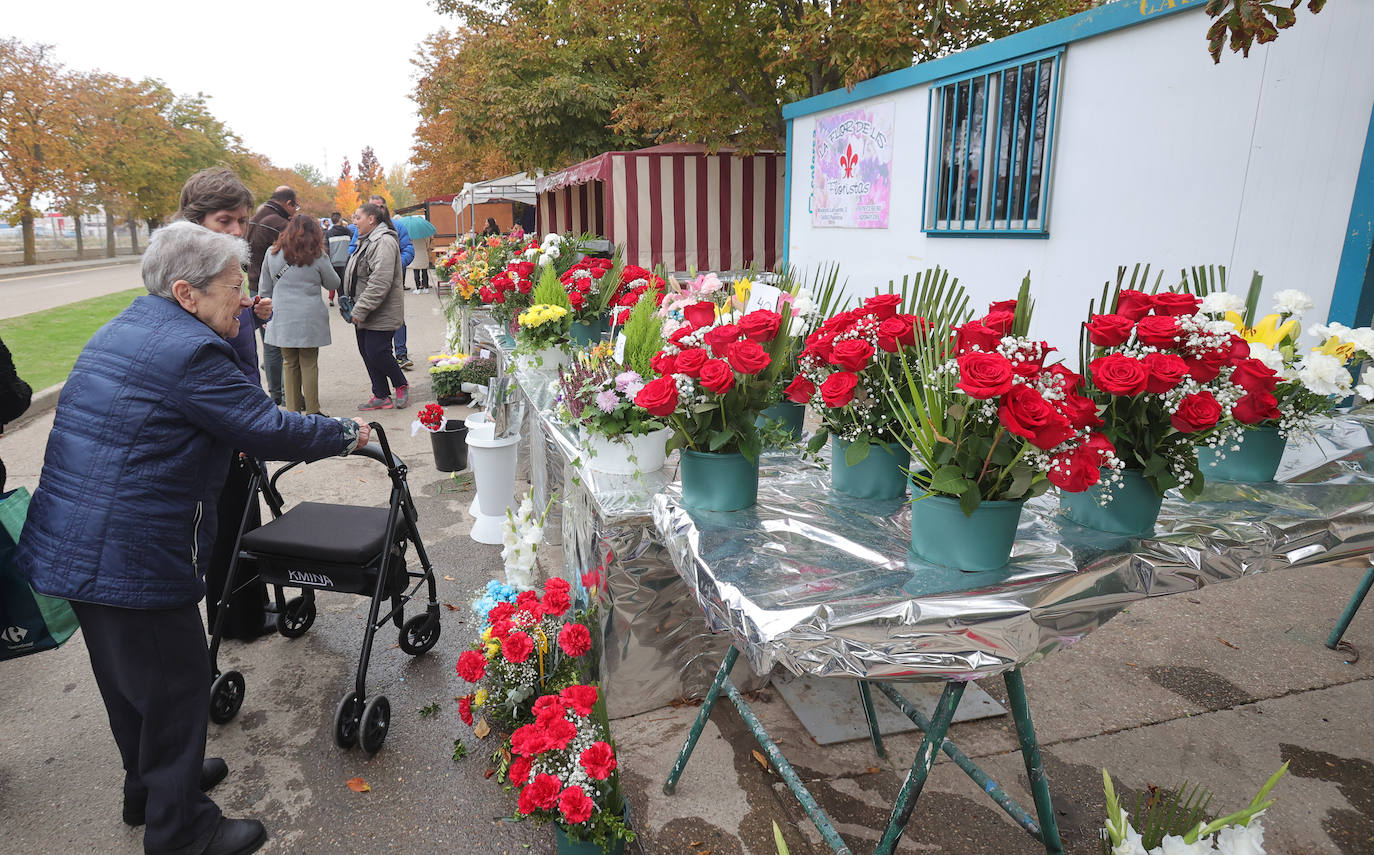 Los palentinos honran a sus seres queridos con visitas y flores