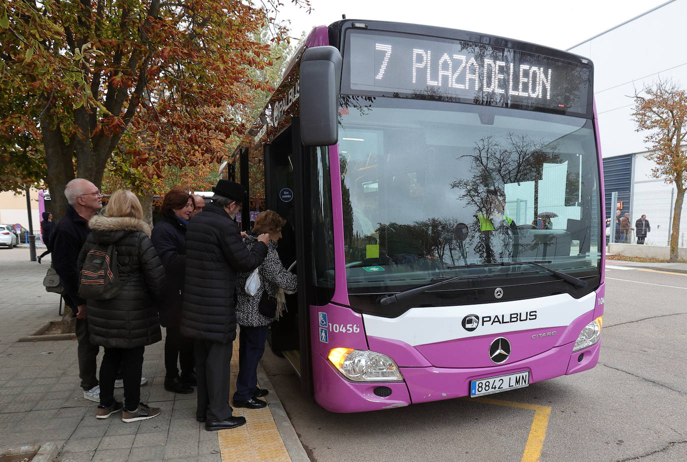 Los palentinos honran a sus seres queridos con visitas y flores