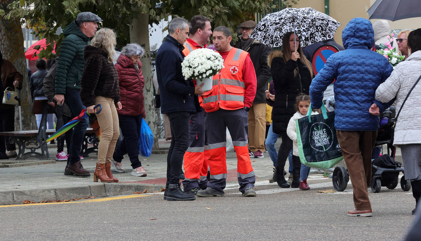 Los palentinos honran a sus seres queridos con visitas y flores