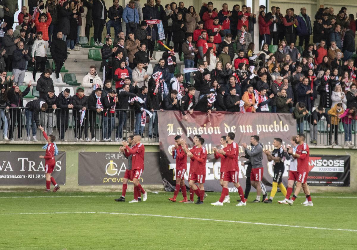 Jugadores y afición se aplauden tras la eliminatoria entre el Turégano y el Celta de Vigo.