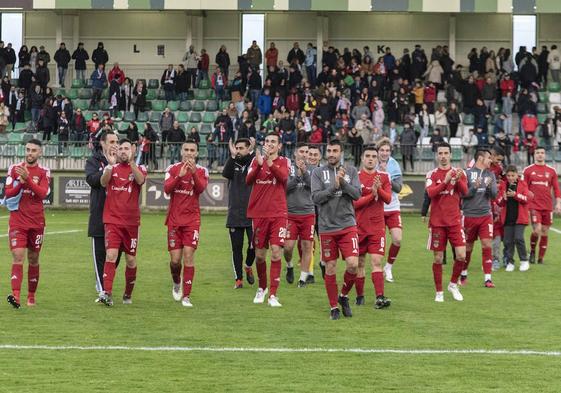 Jugadores del Turégano aplauden a la afición tras el encuentro ante el Celta.