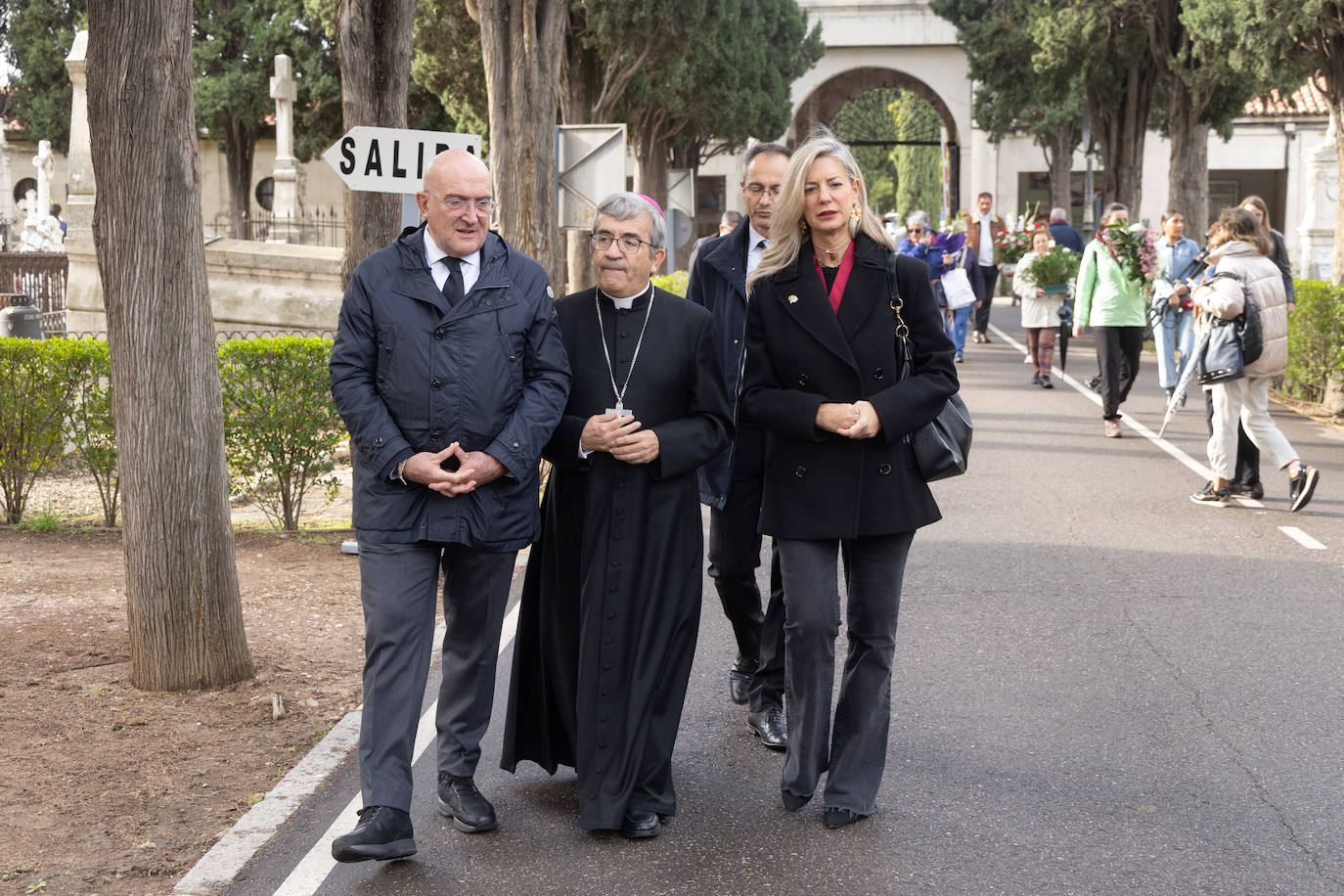 Los vecinos de Valladolid y la corporación municipal visitan el cementerio del Carmen