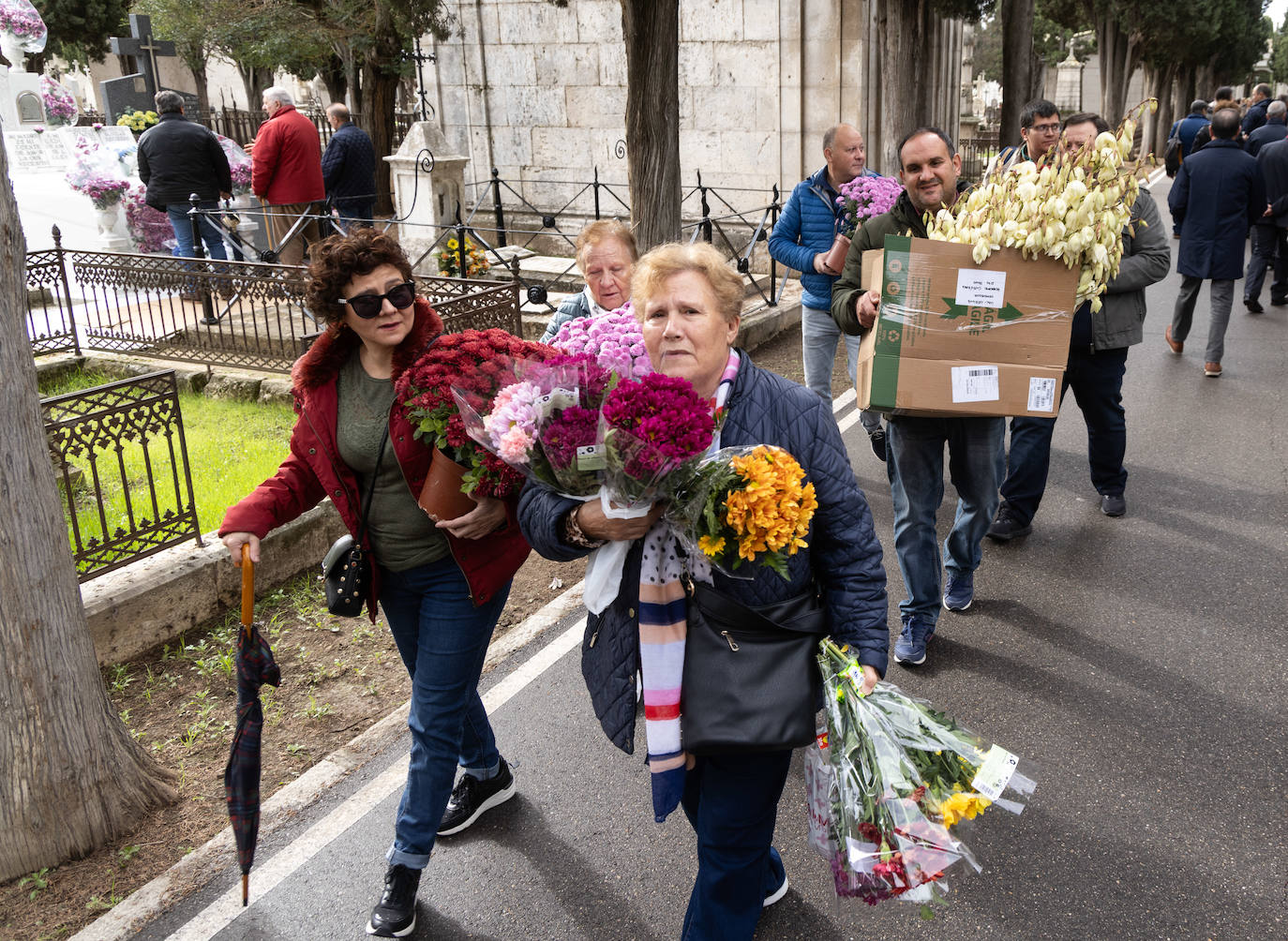 Los vecinos de Valladolid y la corporación municipal visitan el cementerio del Carmen