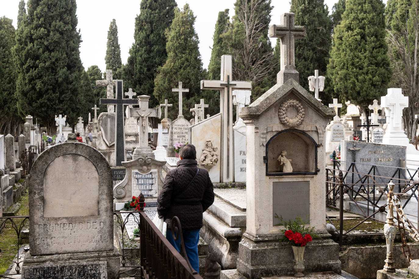 Los vecinos de Valladolid y la corporación municipal visitan el cementerio del Carmen