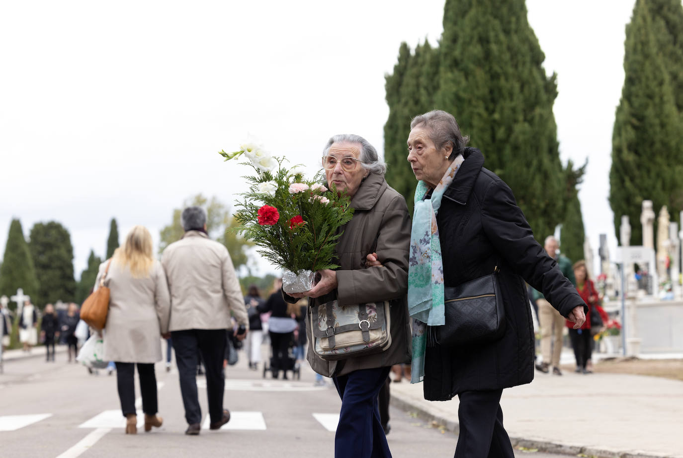 Los vecinos de Valladolid y la corporación municipal visitan el cementerio del Carmen