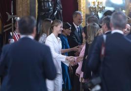 La princesa Leonor saluda en el besamanos posterior a su jura de la Constitución.