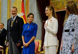La princesa Leonor, con los Reyes y la infanta Sofía, durante el acto de su jura de la Constitucion.