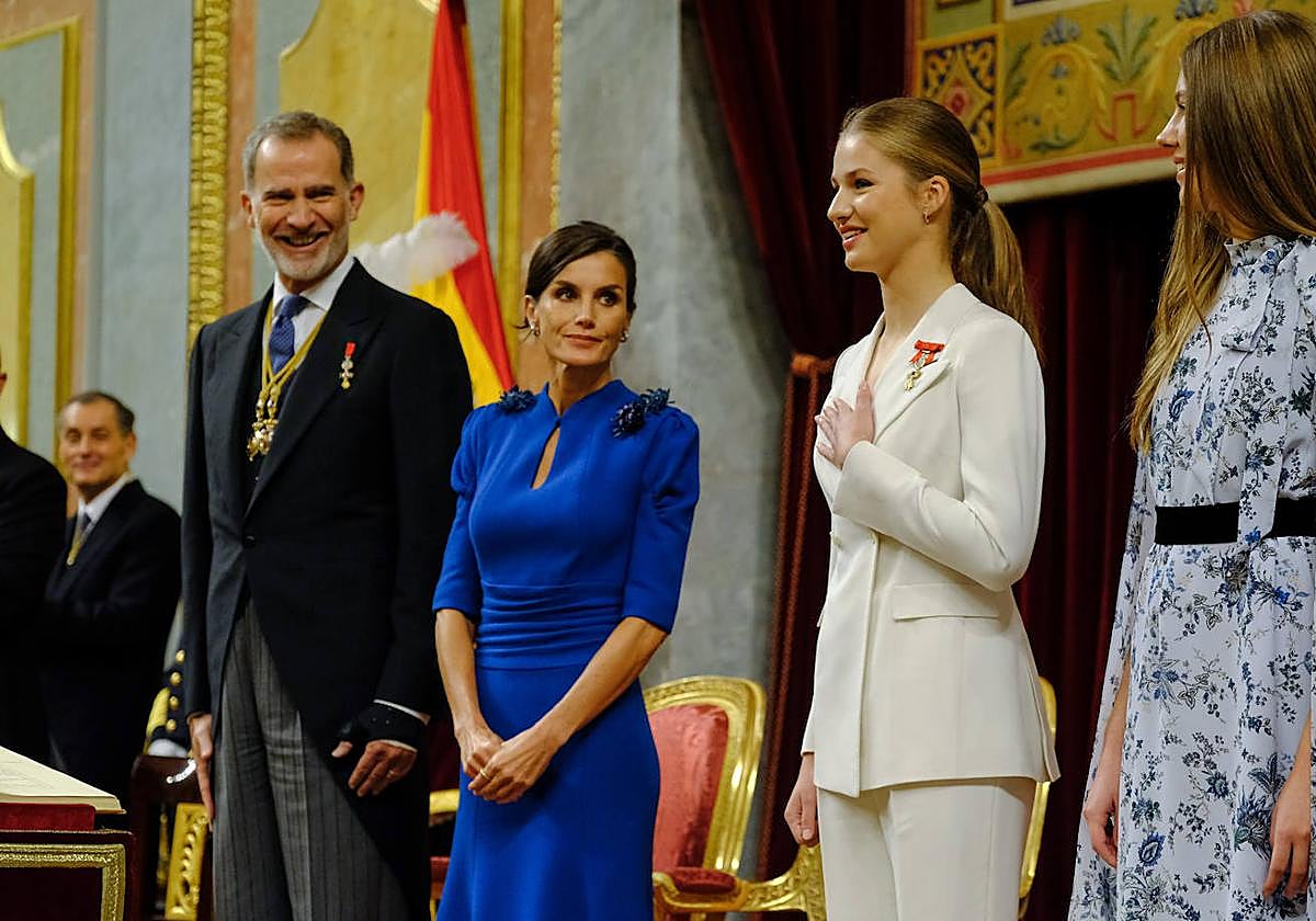 La princesa Leonor, con los Reyes y la infanta Sofía, durante el acto de su jura de la Constitucion.