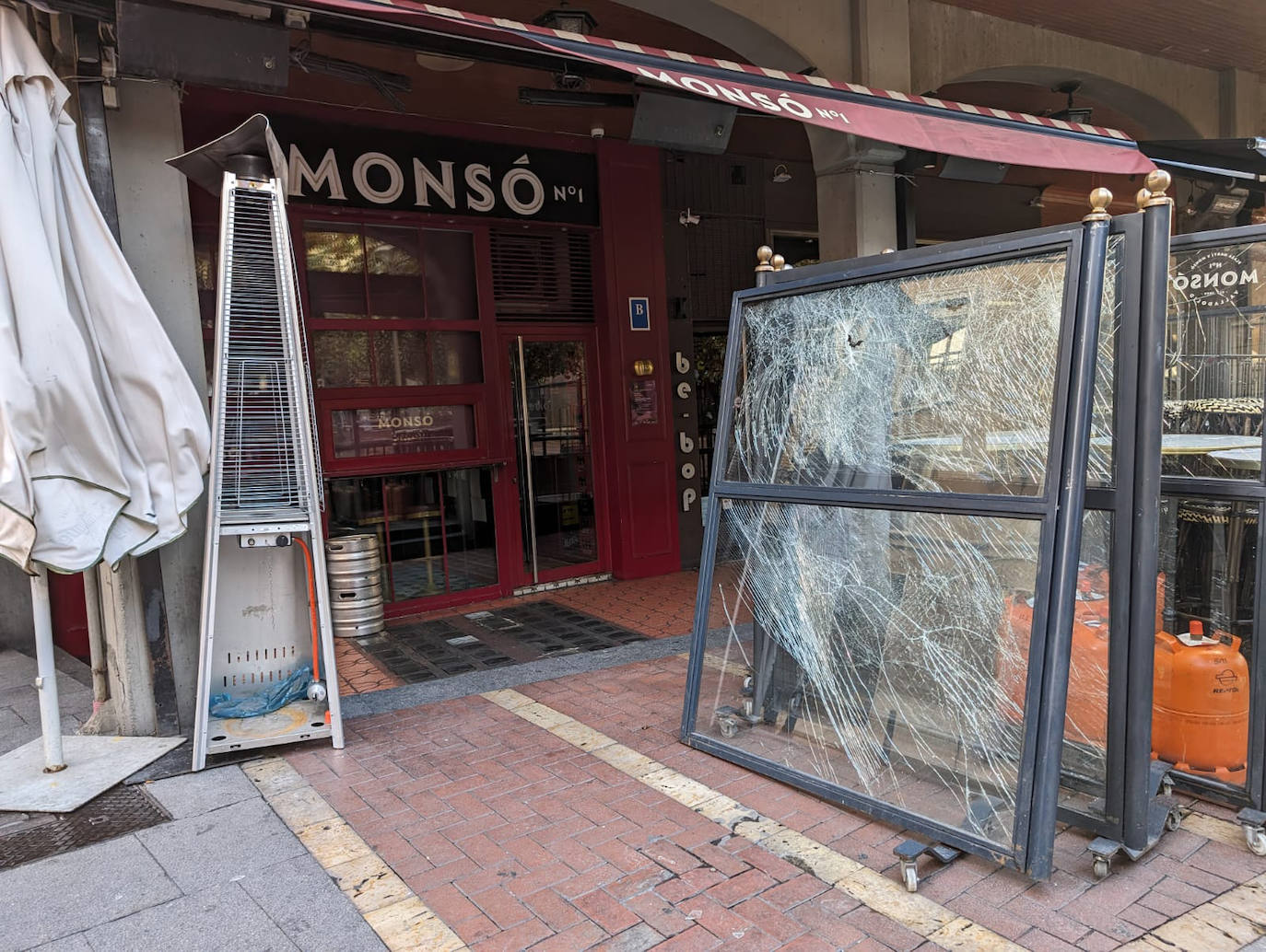 Los cristales de la terraza del restaurante Monsó, en plaza Coca, quedan destrozados por el fuerte viento.