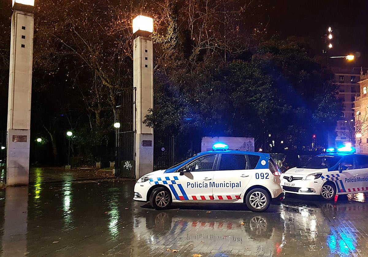 Patrullas de la Policía Municipal en la entrada principal a Campo Grande.