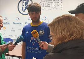 Manu García, rodeado de periodistas en la sala de prensa de Huerta del Rey.