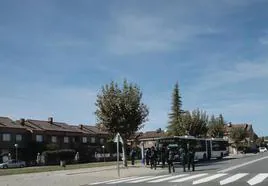 Un autobús de Auvasa, durante un servicio en la urbanización Entrepinos.