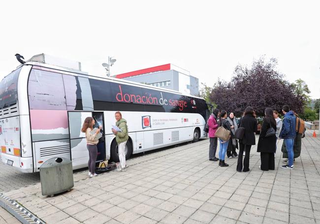 Autobús que acudió la semana pasada a La Yutera para que los estudiantes donen sangre.