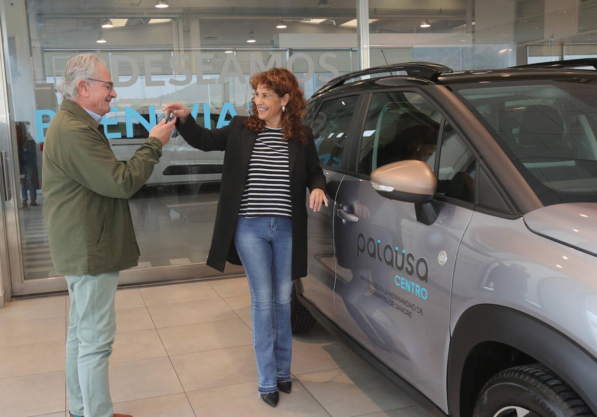 Nati Melendre, de Grupo Palausa, entrega las llaves del automóvil a Manuel Maza, presidente de la Hermandad de los Donantes de Sangre.