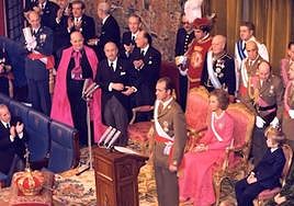 Rodríguez de Valcárcel a la izda del Rey en la imagen y junto a un purpurado.