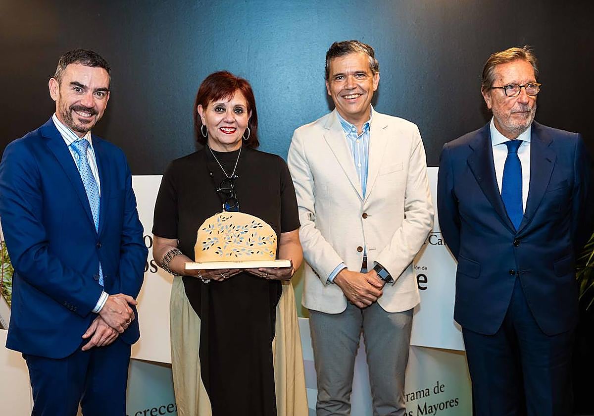 Óscar Álvarez, director de Atención al Mayor y a la Dependencia de la Comunidad de Madrid; la vallisoletana Macu García, con su premio; Alfredo Menéndez, director de programas de RNE, y Antonio Vila Bertrán, director general de la Fundación »la Caixa».