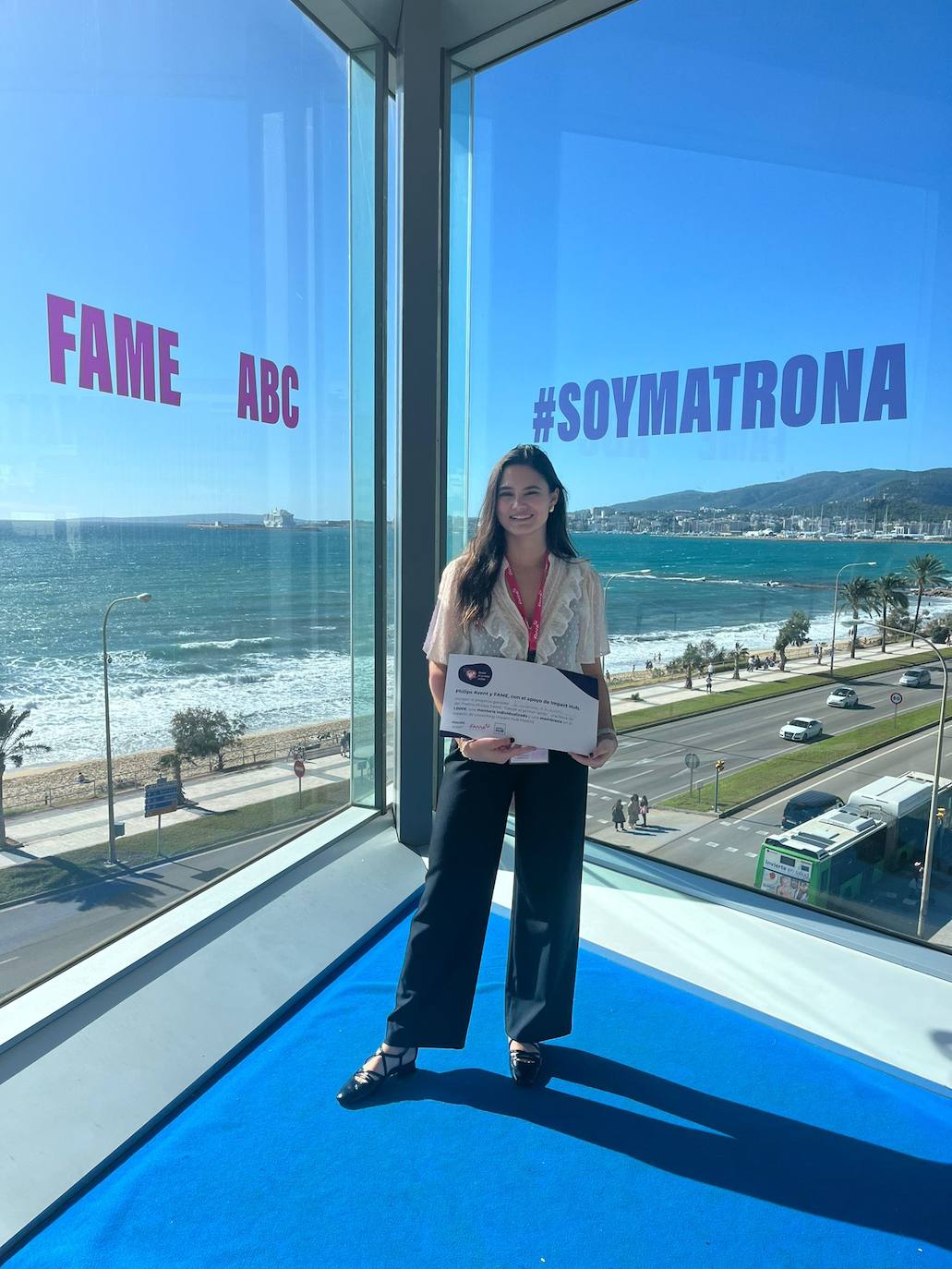 La matrona Elena Nieto, con el diploma del primer premio 'Proyecto desde el primer latido'.