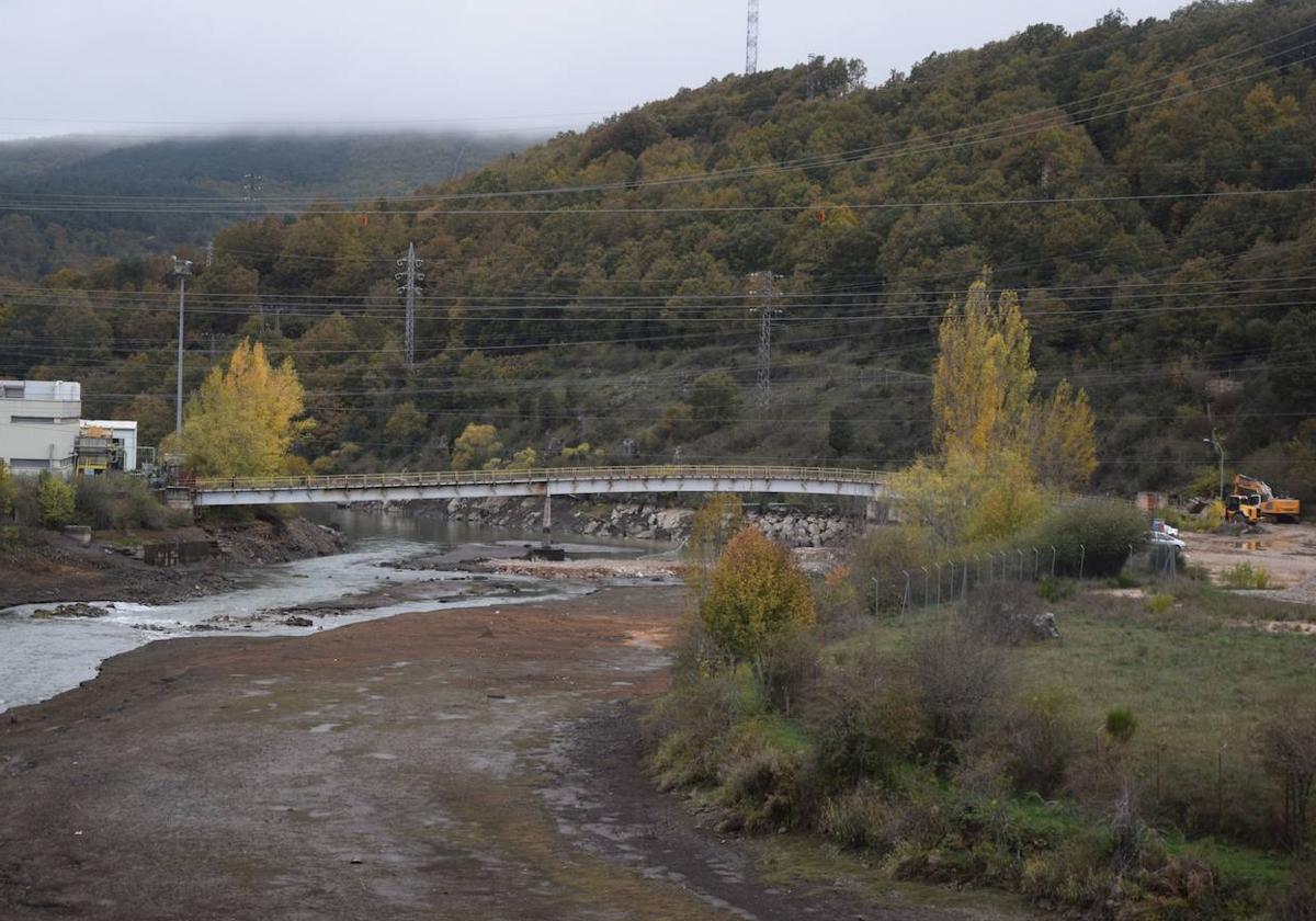 Pasarela que será demolida y caudal del río Carrión a su paso por Velilla.