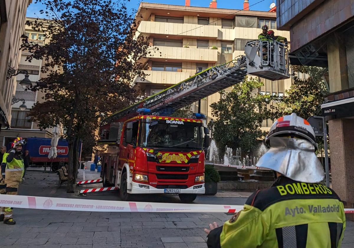 Los bomberos de Valladolid trabajan en las cornisa de un edificio de la Plaza de Martí y Monsó.