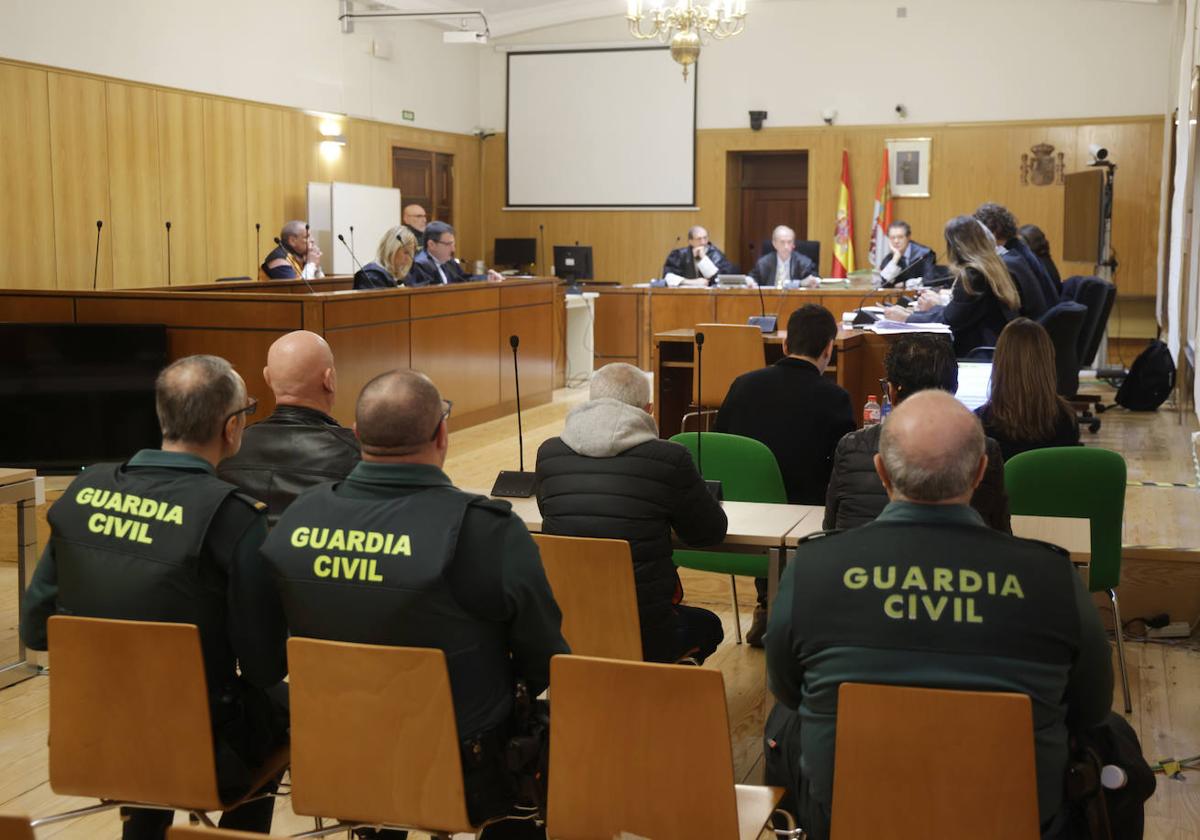 Los acusados, durante el juicio, en la Audiencia de Valladolid