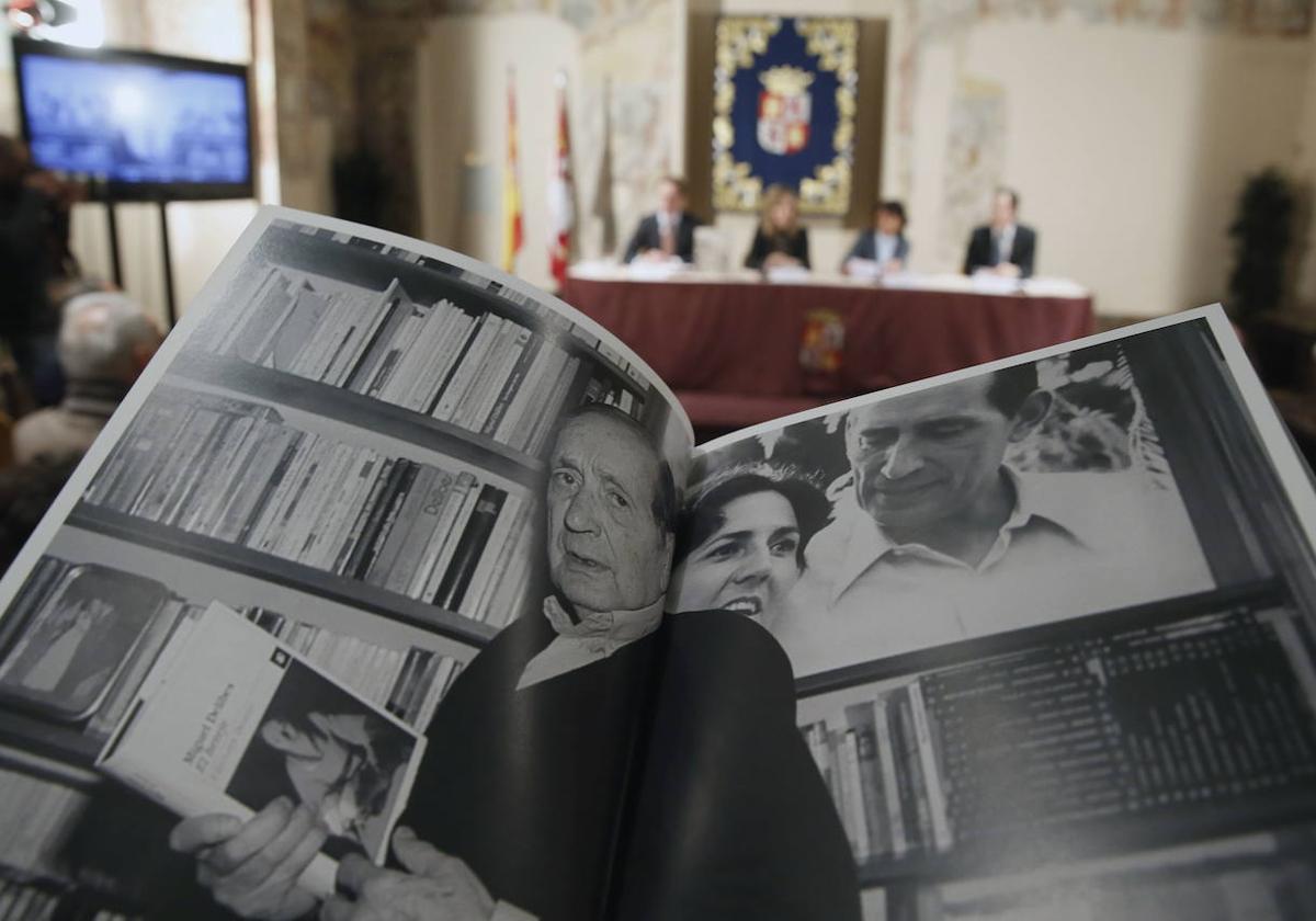 Imagen de archivo de la presentacion de la publicación conmemorativa 'El viaje de los libros prohibidos. Miguel Delibes. El Hereje'.