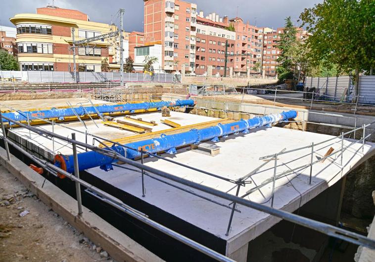 El cajón del túnel, que se comenzará a introducir bajo las vías la próxima semana.