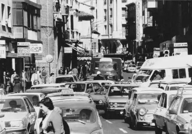 Calle Santiago en 1982, antes de que comenzara la peatonalización.